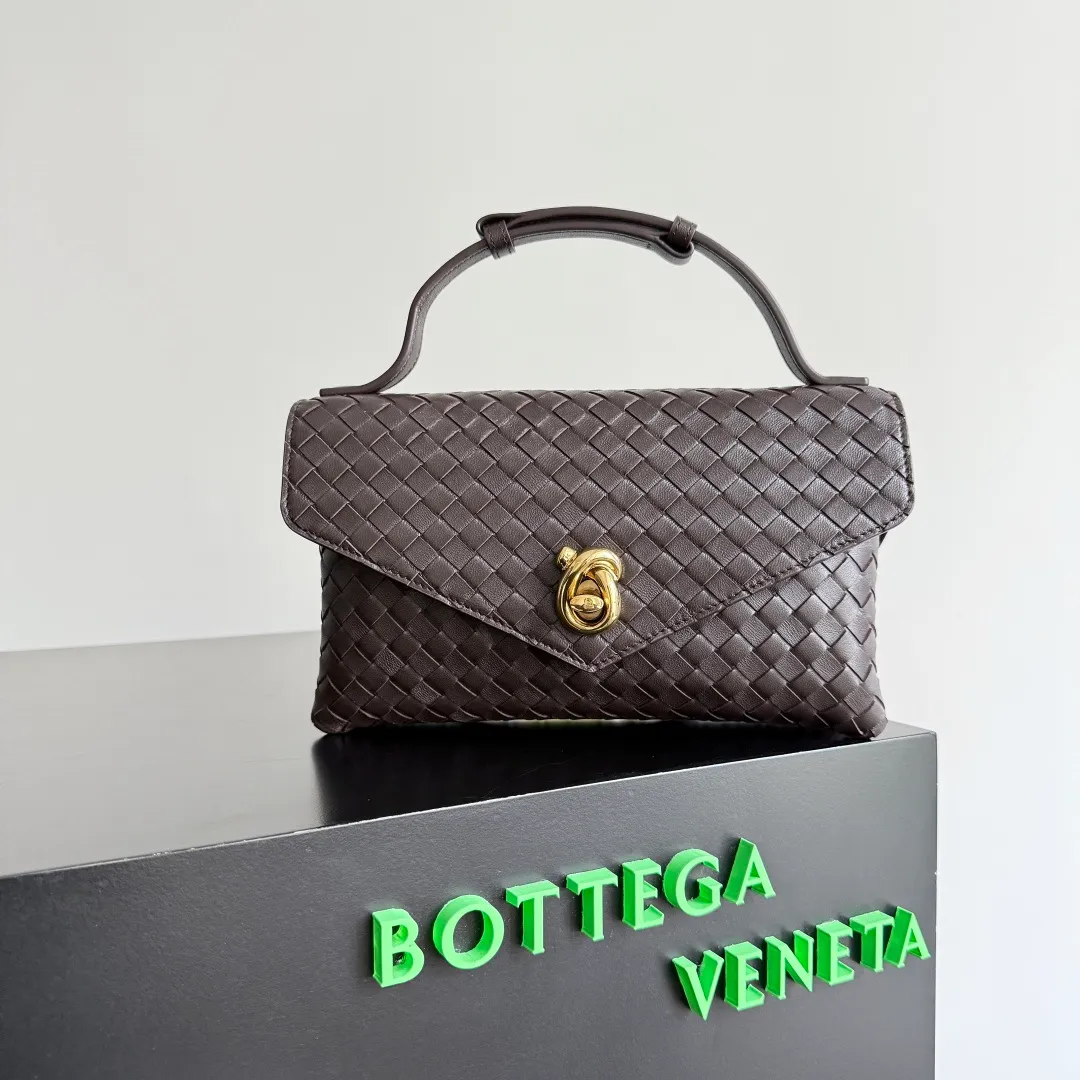 Batch 1660 BOTTEGA VENETA 2025 new product KNOT LOCK crossbody bag subverts the rigid lines of traditional tote bags, using drapey leather to create a three-dimensional silhouette that breathes. It has compartments and multiple card slots inside, making it a versatile commuter bag that can be used in various occasions. The details are full of exquisiteness, the casual retro color tone, and the upper body are full of elegance. Whether you are commuting or going out on the street, you can easily hold it. The two carrying methods of hand-carrying and long shoulder strap are very practical! At the same time, the shoulder strap is detachable, suitable for various dressing styles~ Whether it is a dinner party or daily commuting, it can be easily controlled and becomes your versatile tool❤️ Style number: 817191 Size: 25*16*5.5cm